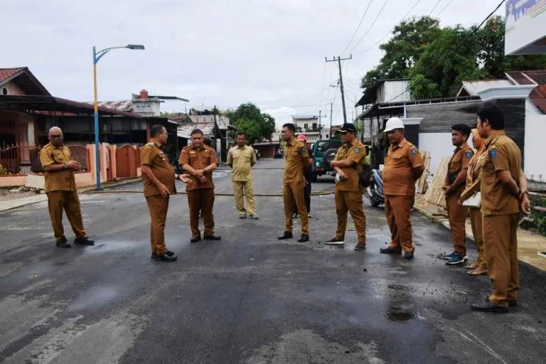 Respons Informasi dari Masyarakat, Wali Kota Sibolga Periksa Kualitas Jalan Baru Diaspal Hotmix