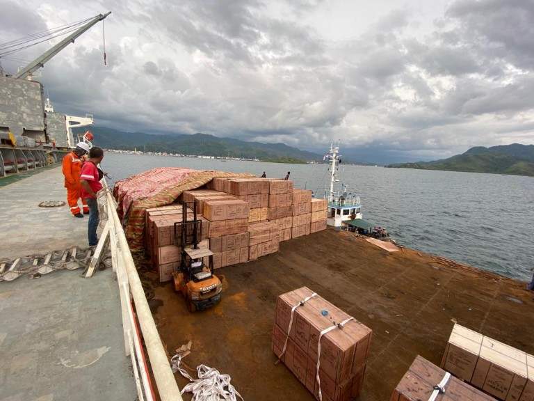 Difasilitasi Bea Cukai, PT Mujur Timber Kembali Ekspor Plywood ke