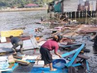 2 Rumah di Tapteng Roboh Diterjang Ombak