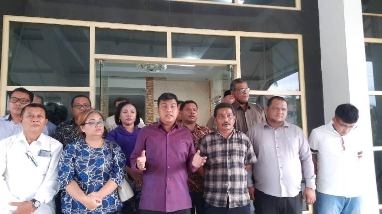 DPRD Tapteng Serahkan Surat Usulan Pencopotan Sekda Yetty Sembiring