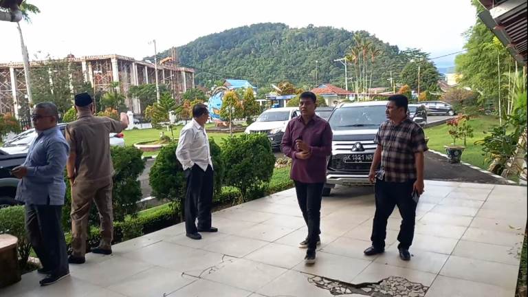DPRD Tapteng Serahkan Surat Usulan Pencopotan Sekda Yetty Sembiring