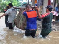 Seorang Warga di Kecamatan Kolang Terpaksa Ditandu Lewati Banjir