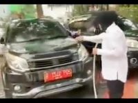 Menteri Sosial Tri Rismaharini Menjadi Viral di Media Sosial Setelah Mencuci Mobil Dinas yang Pajaknya Mati