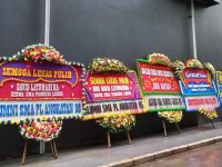 Papan Bunga Bertuliskan Doa untuk David Berjejer di RS Mayapada, Kuningan