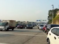 Kemacetan di Tol Desari dan Tol Jagorawi pada Senin Pagi