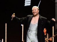 Pemerintah Malaysia Larang Artis Asing Pria Berdandan Seperti Wanita Saat Tampil di Konser