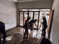 Petugas Pemadam Kebakaran Bersihkan Rumah Terbengkalai Seorang Wanita di Jakarta Timur
