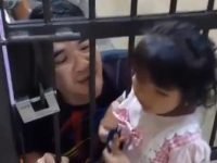 Polisi Bantu Tahanan Memeluk Anak Gadisnya yang Viral di Media Sosial