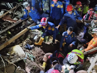Tim SAR Gabungan Mencari 4 Korban Tertimbun Material Longsor di Bogor Selatan