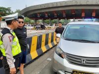 Ditgakkum Korlantas Polri dan PJR Induk Serang Amankan Pengendara Mobil Palsu Berplat Polisi dengan Rotator