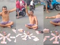 Seorang Pria Pamer Uang Ratusan Juta di Tengah Jalan Bikin Macet