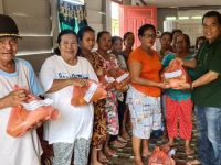 Josmen Sitohang Bagikan 1.000 Bingkisan Natal kepada Warga di Kecamatan Badiri