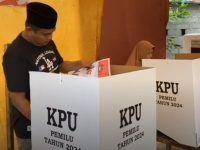 Ketua DPRD Tapteng Khairul Kiyedi Pasaribu Mencoblos di TPS 6 Hutabalang