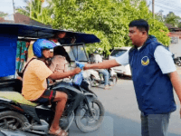 Ketua NasDem Tapteng Turun ke Jalan Bagikan Takjil kepada Para Pengendara
