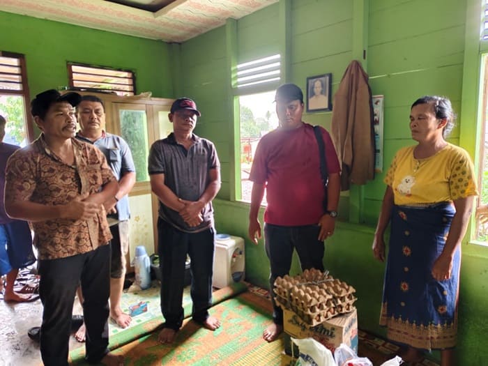 Pasangan KEDAN dengan Sigap Bantu Korban Longsor di Manduamas