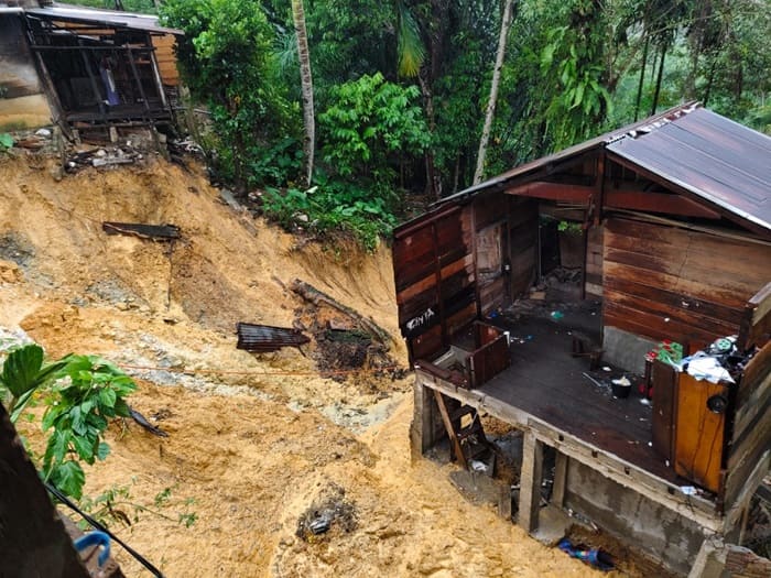 Pasangan KEDAN dengan Sigap Bantu Korban Longsor di Manduamas
