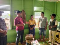 Pasangan KEDAN dengan Sigap Bantu Korban Longsor di Manduamas