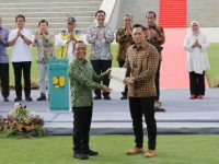 Disaksikan Presiden Jokowi, Menteri AHY Serahkan Sertipikat Tanah Elektronik Hak Pakai untuk Istana Negara dan Istana Garuda di IKN