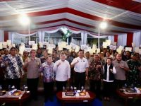 AHY dan Wamen ATR Serahkan Sertipikat Tanah PTSL di Pacitan