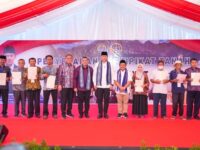 Wamen ATR Ossy Dermawan Serahkan 228 Sertipikat Tanah di Lombok Barat