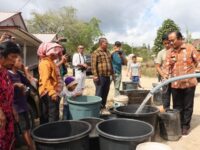 Kemarau Panjang, Wabup Samosir Salurkan Air Bersih ke Desa Paraduan