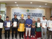 Wamen ATR/BPN Tinjau Pelayanan dan Serahkan Sertipikat Tanah di Deli Serdang