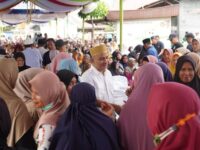 Bakhtiar Ahmad Sibarani Bagikan Zakat ke 1.700 Warga Barus