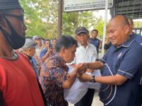 Ratusan Abang Becak di Tapteng Sumringah Terima Sembako dan Santunan Tunai dari NasDem