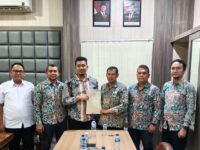 Kantah Nias Selatan Serahkan Sertipikat Tanah Jalan Lahusa-Telukdalam ke Kementerian PU