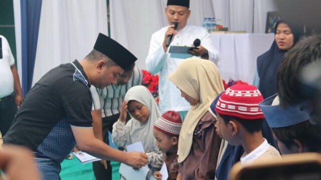 Pulang Haji, Bakhtiar Ahmad Sibarani Santuni 535 Fakir Miskin dan Anak Yatim di Barus